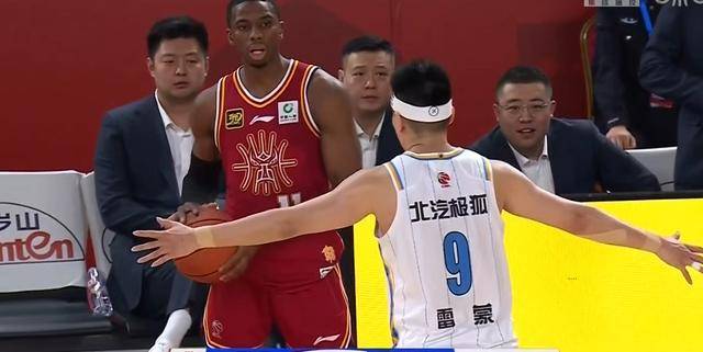 开云体育登入-篮球比赛中出现判罚争议，裁判成焦点